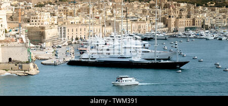 Super Luxus-Yachten vertäut am Manoel Island, Malta Stockfoto