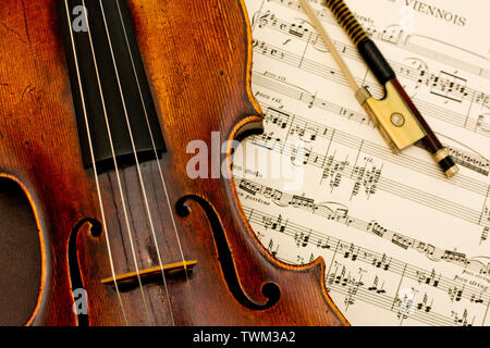 Violine classic vintage Holz- instrument Neben klassischen Noten Noten und string Bug auf Tisch Stockfoto