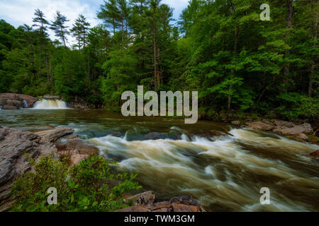 Obere Linville fällt auf die linville River in den North Carolina Abschnitt des Blue Ridge Parkway. Stockfoto