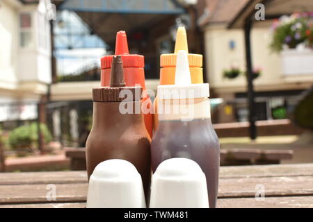 Würzmittel Flaschen, fotografiert auf einem Tisch auf der Ashford Highstreet Stockfoto