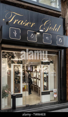 Eingang und Fenster mit Halsketten der Traser Gold, ein Schmuck Shop im Zentrum von Bukarest, București, Rumänien Stockfoto