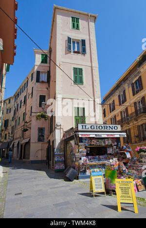 Kiosk in einer Gasse, Altstadt von San Remo, Riviera di Ponente, Ligurien, Italien Stockfoto