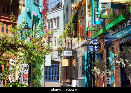 London, Großbritannien, 14. Mai 2019: Neals Yard ist eine kleine Gasse, die mit bunten Gebäude im Stadtteil Covent Garden, London, Vereinigtes Königreich. Stockfoto