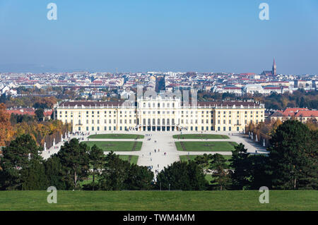 Wien, am 31. Oktober 2015: Herbst Blick auf das Schloss Schönbrunn und der Stadt Wien von der Gloriette aus Hill Stockfoto