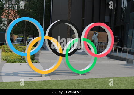 Olympische Ringe Denkmal in Tokio Sport Olympic Square, dem Sitz der JSPO & JOC. (Juni 2019) Stockfoto