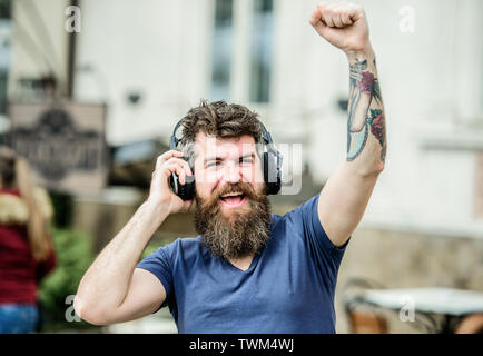 Mann im Kopfhörer. Bärtiger Mann. Musik wählte mich. Mann Hören von Musik über Kopfhörer. Zeit sich zu entspannen. Mit Freude. Musik ist so viel Spaß. Mat Stockfoto