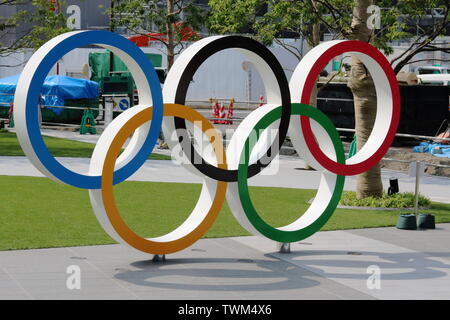 Olympische Ringe Denkmal in Tokio Sport Olympic Square, das HQ der JSPO & JOC. Gegenüber dem das National Stadium. (Juni 2019) Stockfoto