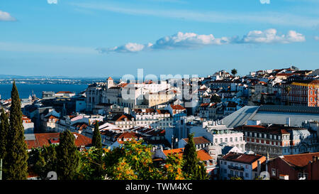 Lissabon, Portugal Stadtbild Baixa mit Blick auf die Innenstadt. Sichtbare Wahrzeichen gehören: Rossio Platz, Santa Justa Aufzug und Chiado mit Tejo Stockfoto