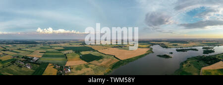 Blick auf den Sonnenuntergang über dem See. Stockfoto