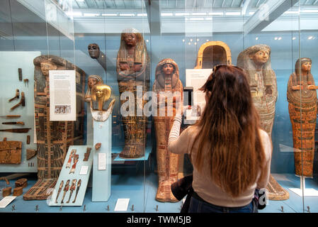 London, Großbritannien, 13. Mai 2019: British Museum, London. Halle des alten Ägypten, Tourist, der ein Bild des alten Mumien Ausstellung. Stockfoto