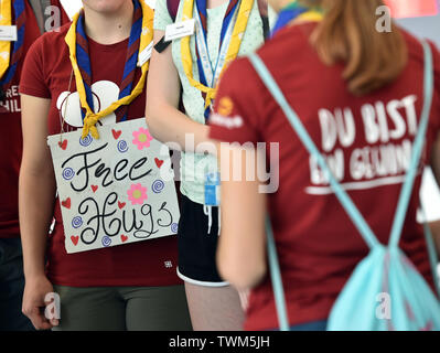Dortmund, Deutschland. Juni, 2019 21. Während des Kirchentags ein Teilnehmer trägt ein Schild mit der Aufschrift 'Free Hugs'. Das Treffen der evangelischen Christen soll auch ein Signal gegen die Spaltung der Gesellschaft, Fremdenfeindlichkeit und eine Verrohung der Sprache zu senden. Credit: Caroline Seidel/dpa/Alamy leben Nachrichten Stockfoto