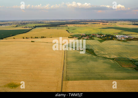 Agrarbereich mit Sonnenuntergang Himmel, flatl ands der westlichen Polen. Stockfoto