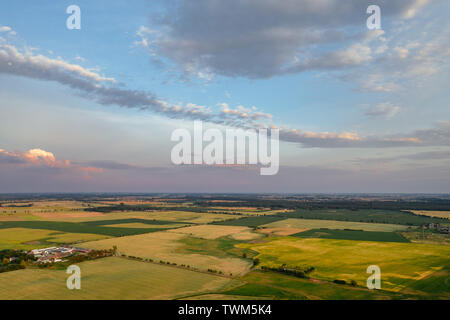 Agrarbereich mit Sonnenuntergang Himmel, flatl ands der westlichen Polen. Stockfoto