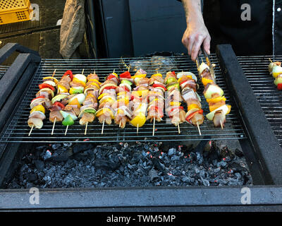 Kochen Shish kabob auf einen Grill im Freien auf dem Altstädter Ring, Prag Tschechische Republik Stockfoto