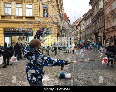 Eine Street Performer in Prag, Tschechische Republik unterhält Touristen mit Blasen Stockfoto