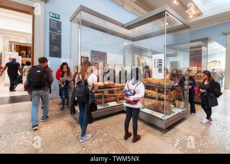 London, Großbritannien, 13. Mai 2019: British Museum, London. Halle des alten Ägypten, Artefakte, Büsten und Statuen mit Besuchern und Touristen bewundern die Ausstellung. Stockfoto