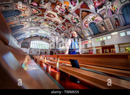 Die 2/3 scale Sixtinische Kapelle Decke von Gary Bevans am Englischen Märtyrer der katholischen Kirche in Goring, West Sussex, UK lackiert Stockfoto