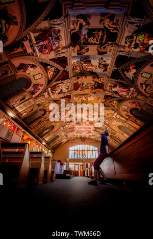 Die 2/3 scale Sixtinische Kapelle Decke von Gary Bevans am Englischen Märtyrer der katholischen Kirche in Goring, West Sussex, UK lackiert Stockfoto