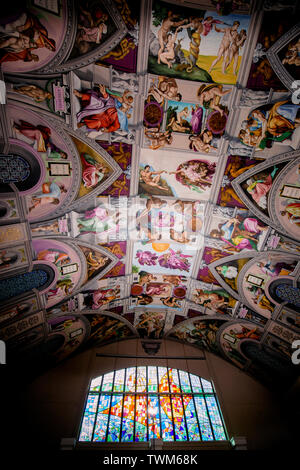 Die 2/3 scale Sixtinische Kapelle Decke von Gary Bevans am Englischen Märtyrer der katholischen Kirche in Goring, West Sussex, UK lackiert Stockfoto