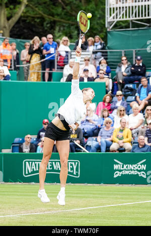 Priorat Club Edgbaston, Birmingham, Großbritannien. Juni, 2019 21. WTA Natur Tal Classic Tennis Turnier; Petra Martic (CRO) in ihrer Viertelfinalegleichen serviert gegen Jelena Ostapenko (LAT) Credit: Aktion plus Sport/Alamy leben Nachrichten Stockfoto