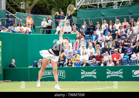 Priorat Club Edgbaston, Birmingham, Großbritannien. Juni, 2019 21. WTA Natur Tal Classic Tennis Turnier; Jelena Ostapenko (LAT) in ihrem Viertelfinalegleichen serviert gegen Petra Martic (CRO) Credit: Aktion plus Sport/Alamy leben Nachrichten Stockfoto
