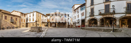 Panoramablick auf die Plaza Mayor in San Martin de Alcántara Stockfoto