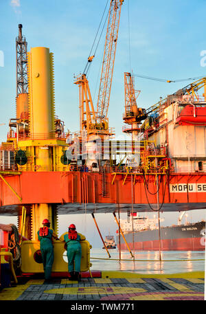 Zwei marine Team stehen bei aft Schiff zu erhalten Cargo von Jack, Rig Stockfoto