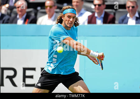 London, Großbritannien. 21. Juni 2019. Stefanos Tsitsipas (GRE) unter Druck von Felix Auger-Aliassime (CAN) während das Fieber Baum Tennis Meisterschaften im Queen's Club, West Kensington am Freitag, den 21. Juni 2019. (Credit: Jon Bromley | MI Nachrichten) Credit: MI Nachrichten & Sport/Alamy leben Nachrichten Stockfoto