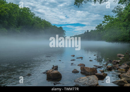 Dunstiger Nebel Nebel auf dem Fluss in den sonnigen Nachmittag im Sommer Stockfoto