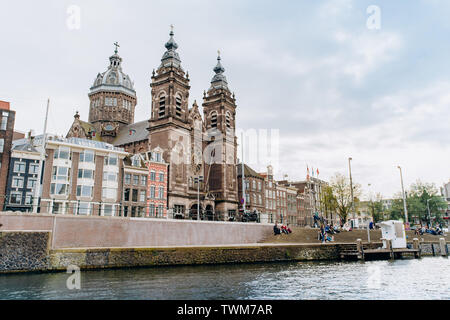 Amsterdam, Niederlande, 5. September 2017: Schöne und große St. Nicolas Kirche im Stadtzentrum von Amsterdam in der Nähe des Hauptbahnhofes auf dem Kanal emban Stockfoto