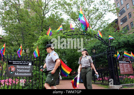 19. Juni 2019, US, New York: Park Rangers verlassen Christopher Park gegenüber dem 'Stonewall Inn' in der Szene Stadtteil Greenwich Village. Auf eine warme Nacht am 28. Juni, vor genau 50 Jahren, etwa 200 Menschen, darunter viele Homosexuelle, Feiern in der beliebten Bar tonewall Inn" in der Christopher Street in Greenwich Village, wenn acht Polizisten plötzlich ankommen. Es kommt zu einem Handgemenge. Die Unruhen sind die Funken, der eine internationale Bewegung in Bewegung setzt - und die "tonewall Inn' wird der Kern der Protestbewegung. (Dpa 'Metropole in Regenbogen Farben: New York feiert 50 Jahre der Ton Stockfoto