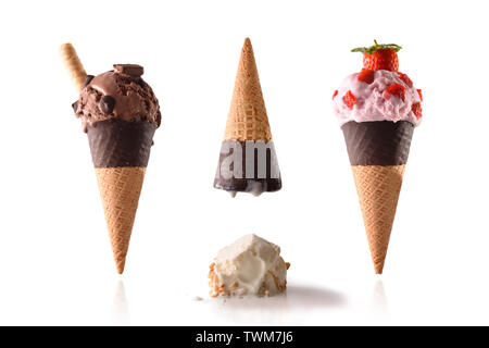 Konzept Sommer lustig Eis. Mit der Oberseite nach unten, und Eis und crushed Eis Ball am weißen Tisch. Mit Frucht und Verarbeitung eingerichtet Prod Stockfoto
