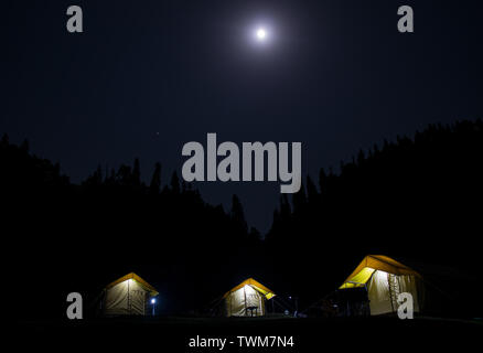 Die nacht Camp in der Nähe von Chopta auf dem Weg zur Tungnath Chandrshila trek, Uttrakhand, Indien. Tungnath ist die höchste Shiva Tempel der Welt. Stockfoto