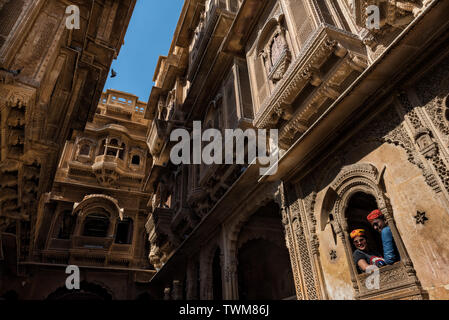 Patwanji Ki Haveli An einem Winternachmittag. Die goldenen Stein arbeiten ist ein erstaunliches Beispiel für die filigrane Kunst arbeiten. Stockfoto