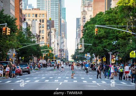 NEW YORK CITY - 25. JUNI 2017: in den Straßen von Manhattan sind für den Verkehr geschlossen als Unterstützer der jährliche Gay Pride Parade Flut der Innenstadt. Stockfoto