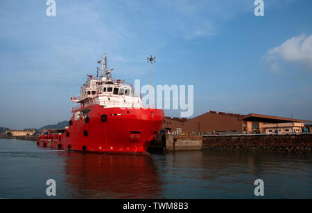 Offshore Schiff Liegeplatz im Hafen mit schönen blauen Himmel Stockfoto