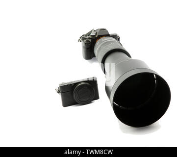 Blac spiegellosen Systemkamera mit ultratele Telezoom 150 mm bis 600 mm und kleine kompakte Kamera im Vergleich Stockfoto