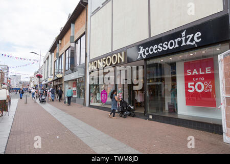 Southend On Sea, Großbritannien. 21. Jun 2019. Monsoon Accessorize verlangen von der Vermieter für eine Reduzierung des Mietzinses auf einigen seiner 258 geleaste speichert im Rahmen einer Umstrukturierung Paket für die High Street. Die beiden Ketten, die unter verschiedenen Namen tätig sind, Fragen zum Mieten Schnitte auf 135 Filialen nach einer Phase der 'schwierigen' handeln. Penelope Barritt/Alamy leben Nachrichten Stockfoto