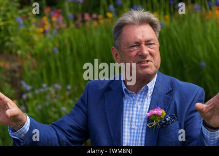 Der Gärtner und Laubkast Alan Titchmarsh bei der RHS Garden Harlow Carr Flower Show anlässlich des 70. Jahres der Gärten in Harrogate, North Yorkshire, Großbritannien. Stockfoto