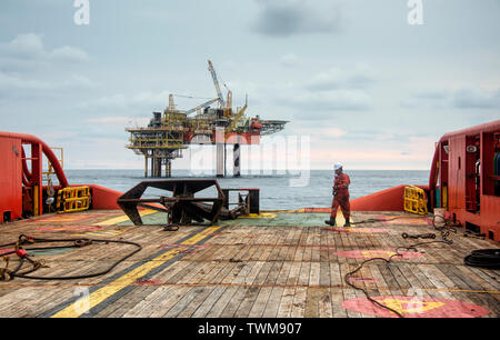 Marine Team Vorbereitung Anker an Deck, bevor die Bereitstellung des Sea Anchor Stockfoto