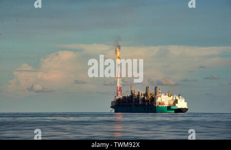 FLNG oder schwimmende verflüssigtes Erdgas Anker auf See für die Lagerung von Erdgas auf See Stockfoto