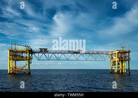 Zwei jacke Plattform mit Brücke an der South China Sea Stockfoto