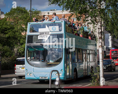 Brexit Party Bus vor der Rallye mit Nigel Farage und Brexit Kandidaten kommen aus dem ganzen Land bei Olympia, London. Mit: Atmosphäre, Wo: London, Großbritannien Wann: 21. Mai 2019 Credit: Wheatley/WANN Stockfoto