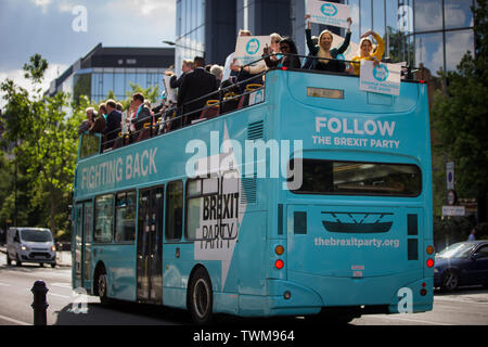 Brexit Party Bus vor der Rallye mit Nigel Farage und Brexit Kandidaten kommen aus dem ganzen Land bei Olympia, London. Mit: Atmosphäre, Wo: London, Großbritannien Wann: 21. Mai 2019 Credit: Wheatley/WANN Stockfoto