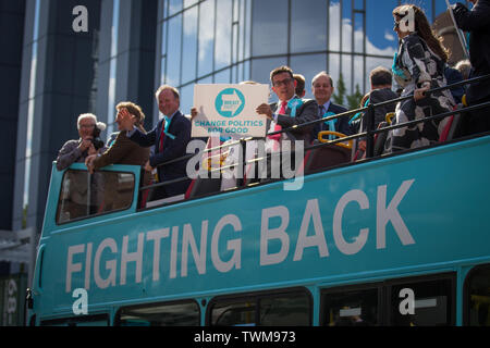 Brexit Party Bus vor der Rallye mit Nigel Farage und Brexit Kandidaten kommen aus dem ganzen Land bei Olympia, London. Mit: Atmosphäre, Wo: London, Großbritannien Wann: 21. Mai 2019 Credit: Wheatley/WANN Stockfoto