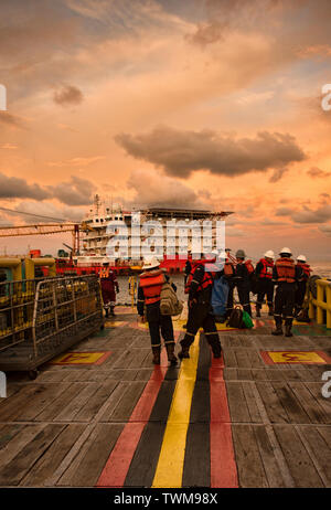 Offshore Arbeitnehmer stehen für die Übertragung von schnellen crew Boot zu ihrem Quartier oder Arbeit Barge Stockfoto