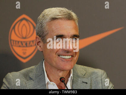 Portugiesische Trainer Luis Castro spricht bei seiner Präsentation als neuer Cheftrainer des FC Shakhtar Donetsk in Kiew. Luis Castro unterzeichnete einen Zweijahresvertrag beim FC Shakhtar Donetsk als Ersatz für landsmann Paulo Fonseca, die für A.S. Roma, nachdem er drei ukrainischen Premier League Meisterschaften in einer Reihe links. Stockfoto