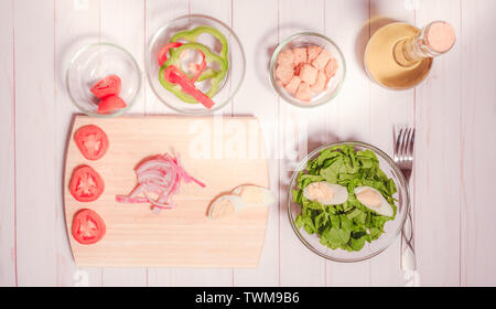 Spinat Salat mit Tomaten Paprika Zwiebeln Eiern und Olivenöl in einem Winkel Stockfoto