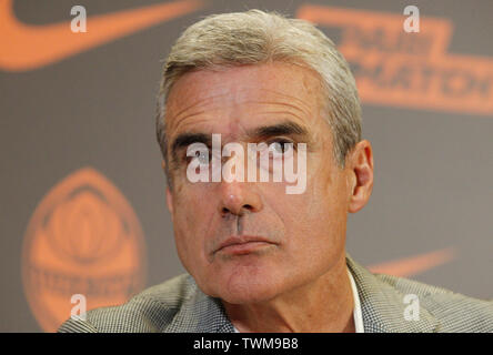 Portugiesische Trainer Luis Castro spricht bei seiner Präsentation als neuer Cheftrainer des FC Shakhtar Donetsk in Kiew. Luis Castro unterzeichnete einen Zweijahresvertrag beim FC Shakhtar Donetsk als Ersatz für landsmann Paulo Fonseca, die für A.S. Roma, nachdem er drei ukrainischen Premier League Meisterschaften in einer Reihe links. Stockfoto