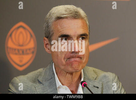 Portugiesische Trainer Luis Castro spricht bei seiner Präsentation als neuer Cheftrainer des FC Shakhtar Donetsk in Kiew. Luis Castro unterzeichnete einen Zweijahresvertrag beim FC Shakhtar Donetsk als Ersatz für landsmann Paulo Fonseca, die für A.S. Roma, nachdem er drei ukrainischen Premier League Meisterschaften in einer Reihe links. Stockfoto